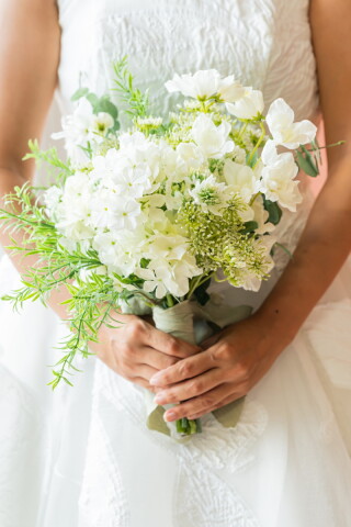 グリーンとホワイトのナチュラルクラッチブーケ