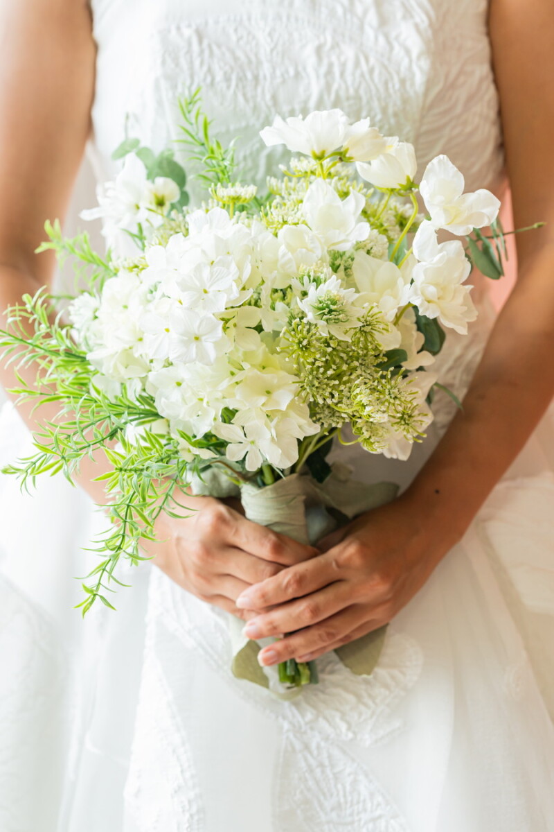 グリーンとホワイトのナチュラルクラッチブーケ