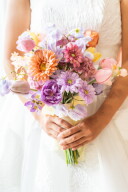 淡色ピンクとラベンダーの可憐なクラッチブーケ