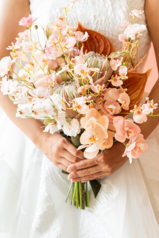 コーラルカラーのナチュラルクラッチブーケ
