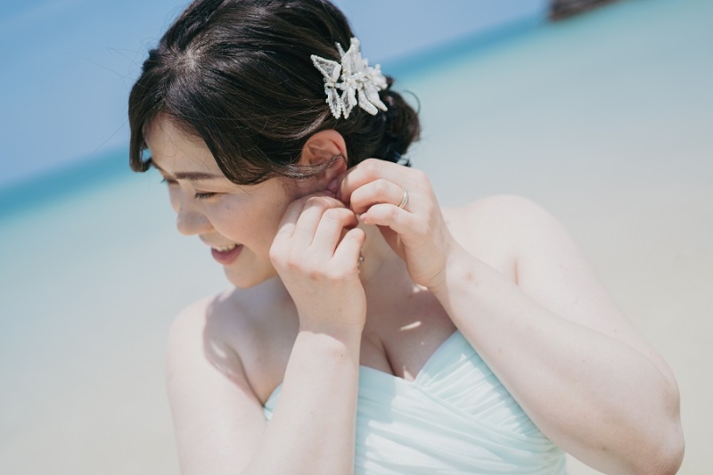 アクセサリーを付ける新婦様☆彡