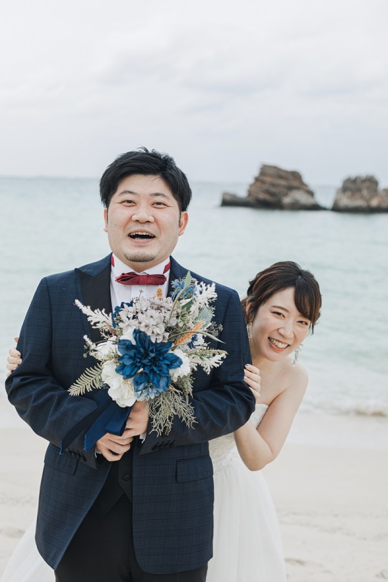 新郎様の背中から顔を出しました~!