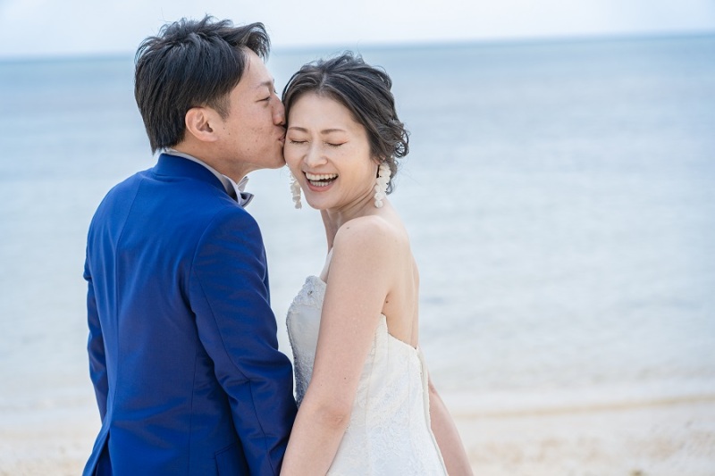 フォトウエディングなのでキスシーンを撮影中です