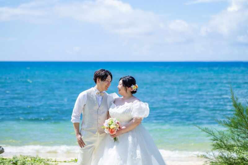 《チャペル＆ビーチフォトツアー》青空の下で