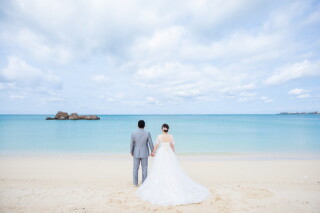 鮮やかなビーチでのウェディングフォト♡
