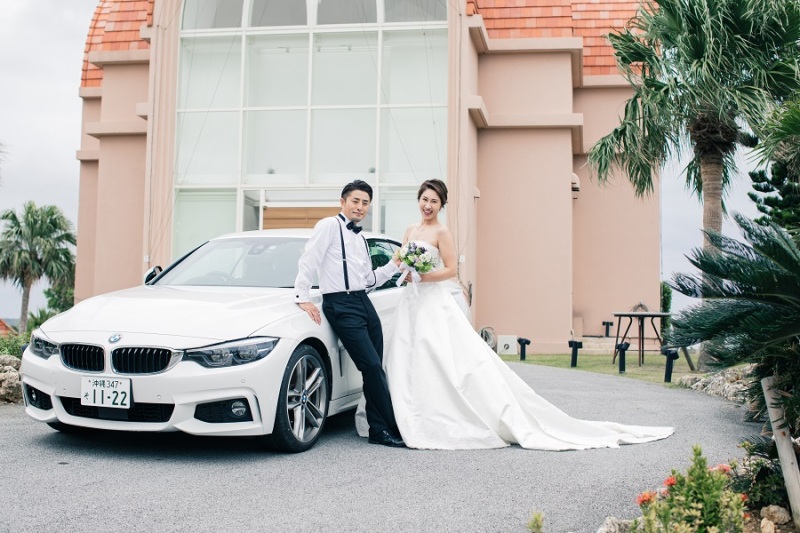 チャペルの外観で車と撮りました♪