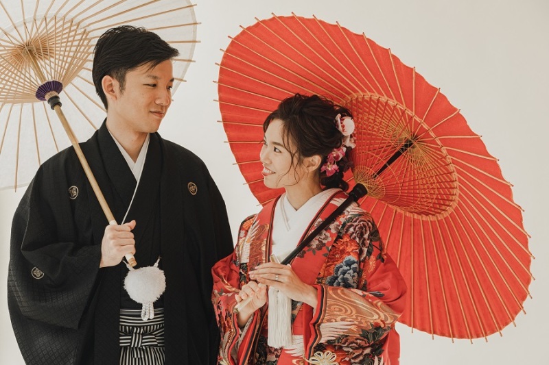 2人で番傘を持って見つめ合いながら♪
