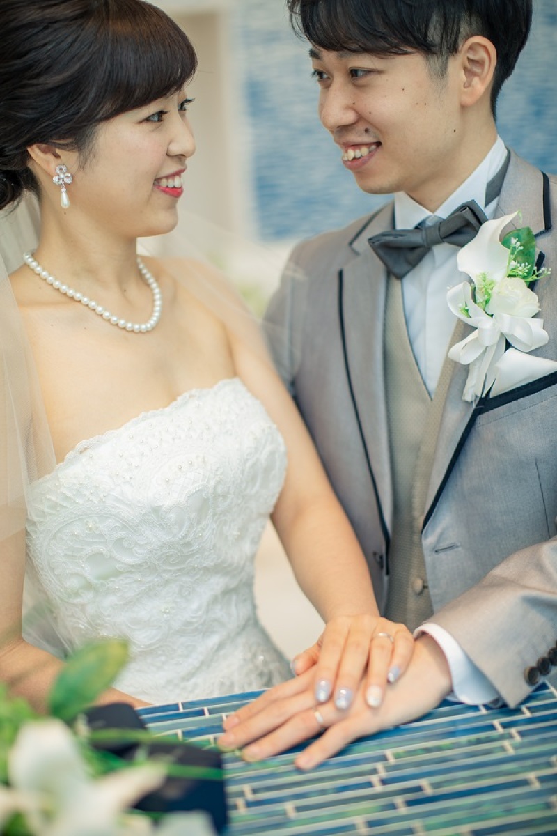 ご新婦様の手をのせて、指輪ショットを撮影中☆