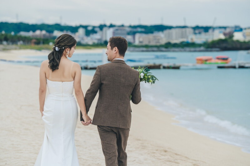 手を取り合い歩むおふたり