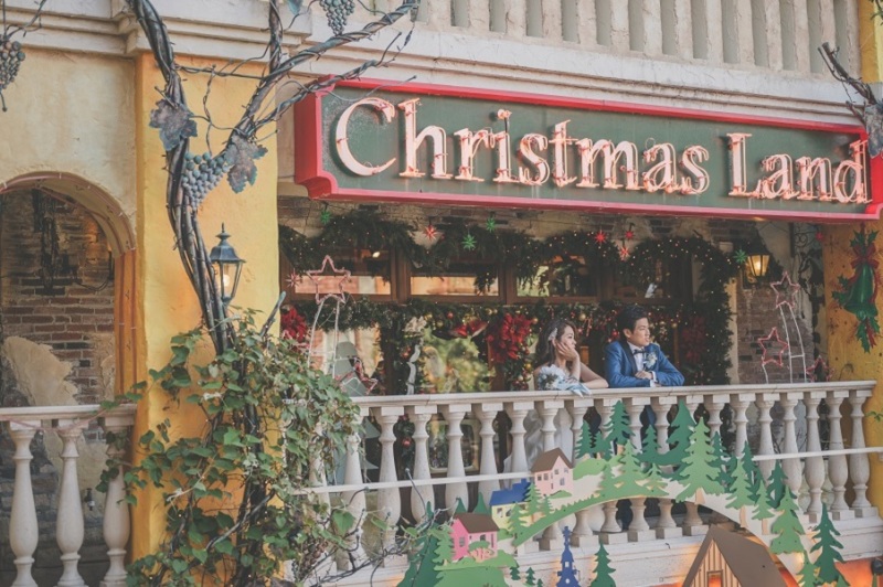 クリスマスムードの街並みで、、、