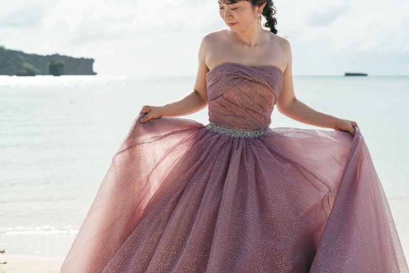 ドレスなびかせ