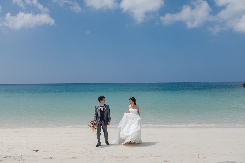 ドレスを持って靡かせていますよ～！！