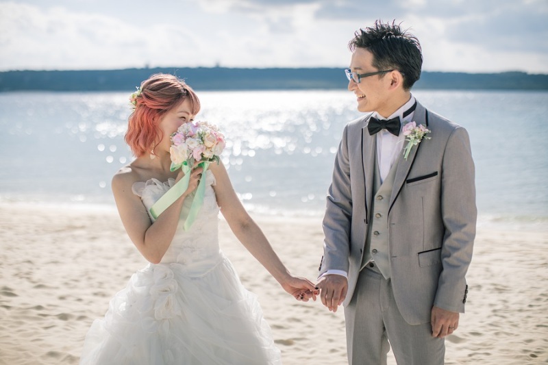 ご新婦様はブーケでお顔を隠して…♪