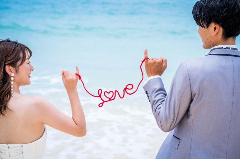 小指同士で「LOVE」♡