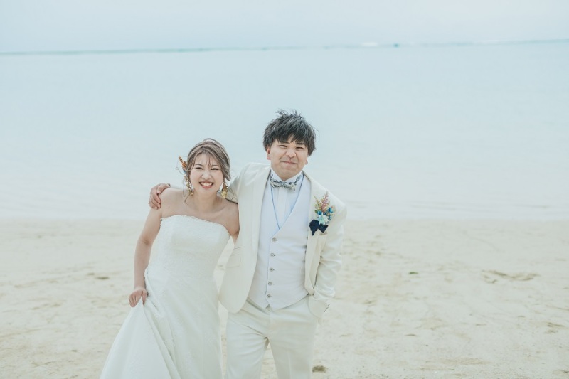 ご新婦様の肩に手を添えてみました♪