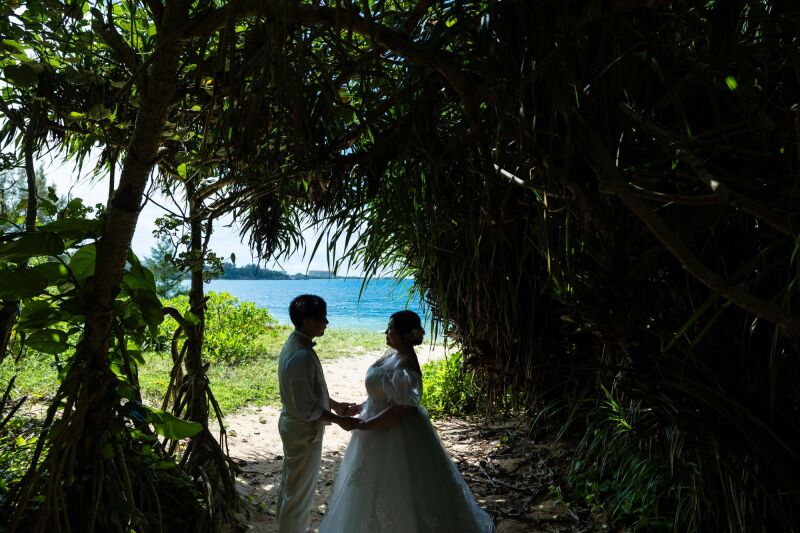林の木陰で見つめ合い