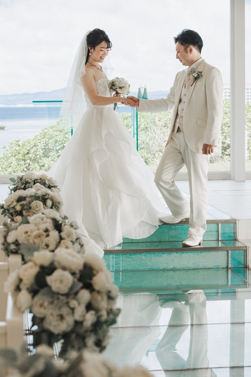 お二人手を取り合っているポージングです☆