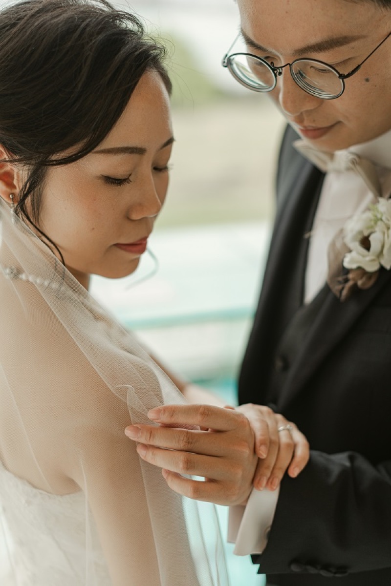 お互いに手と手を合わせて見つめて頂きました~!
