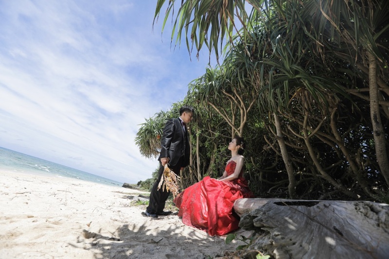 ご新婦様は座ったポージングで撮影中☆