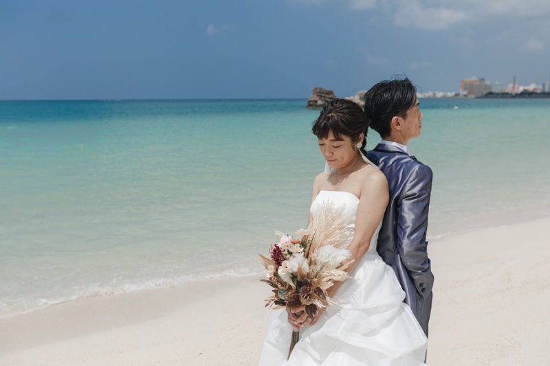 花嫁さんはブーケを見つめています☆