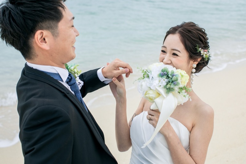 花嫁さんとブーケショット