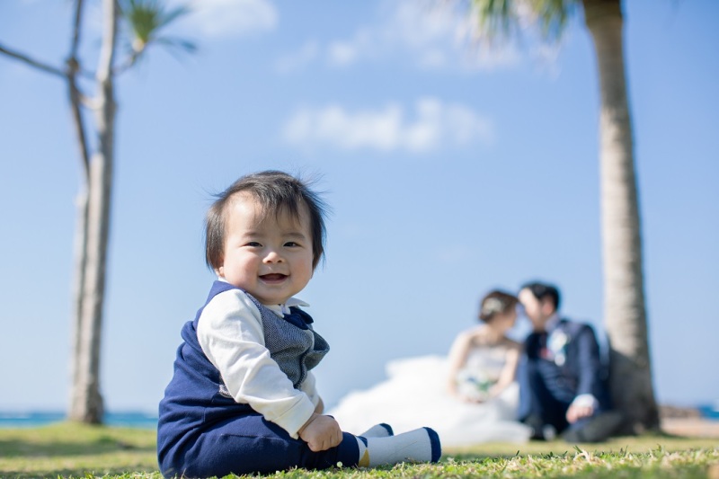 お子様の後ろでお二人仲良くショット☆