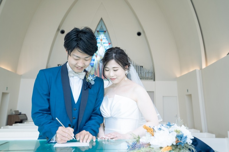 結婚証明書を書いていますよ~♪