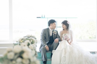 *ピンク色ブーケを持ちながら、暖かみのあるフォトウエディング*