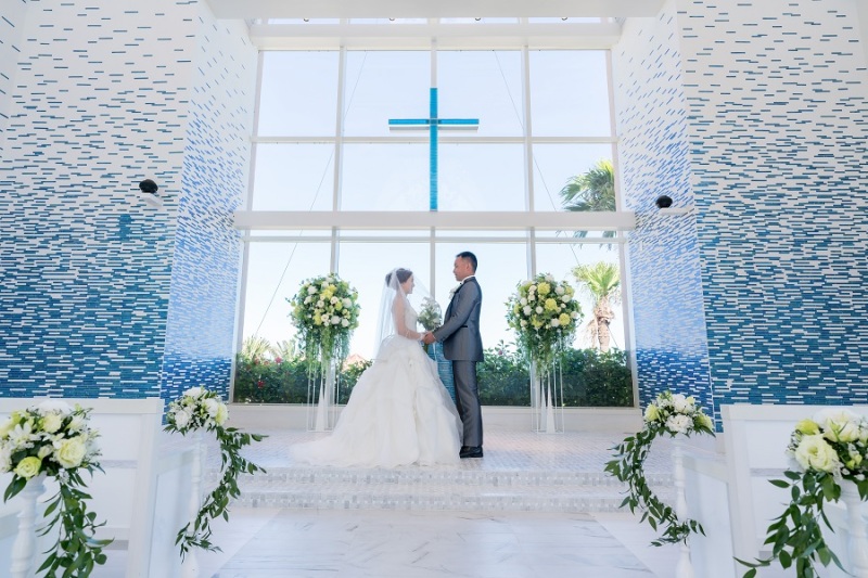 お互いに手を取り、見つめ合うショットを撮影中♪