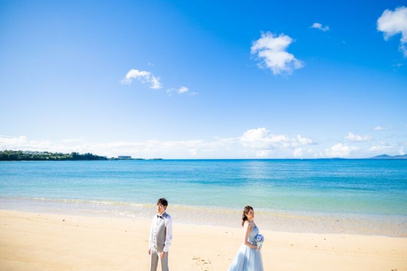 砂浜で佇む。