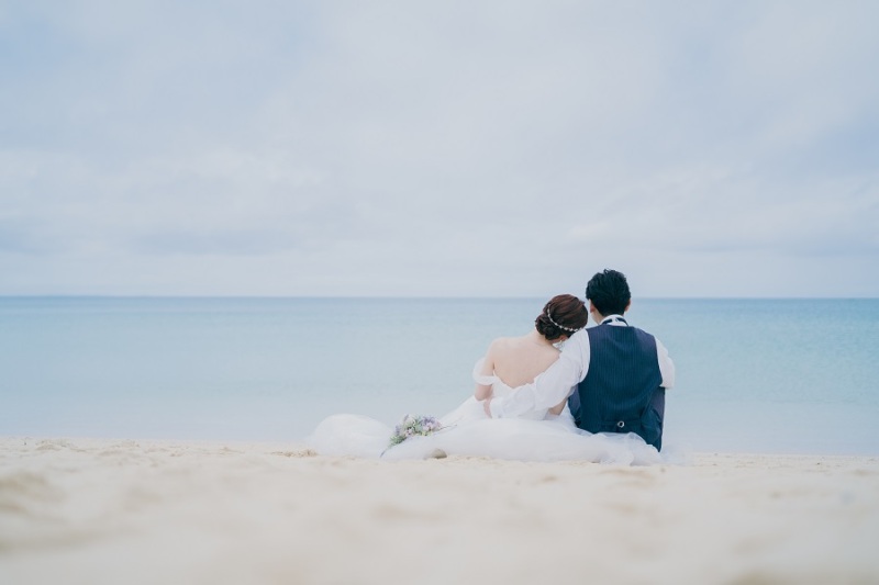 浜辺に座って、寄り添うお二人♡