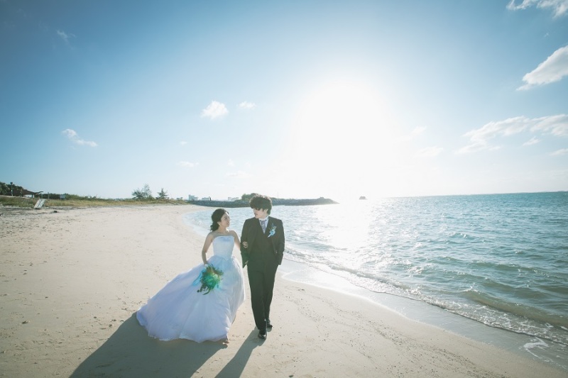 浜辺を歩いているシーンを撮影中♪