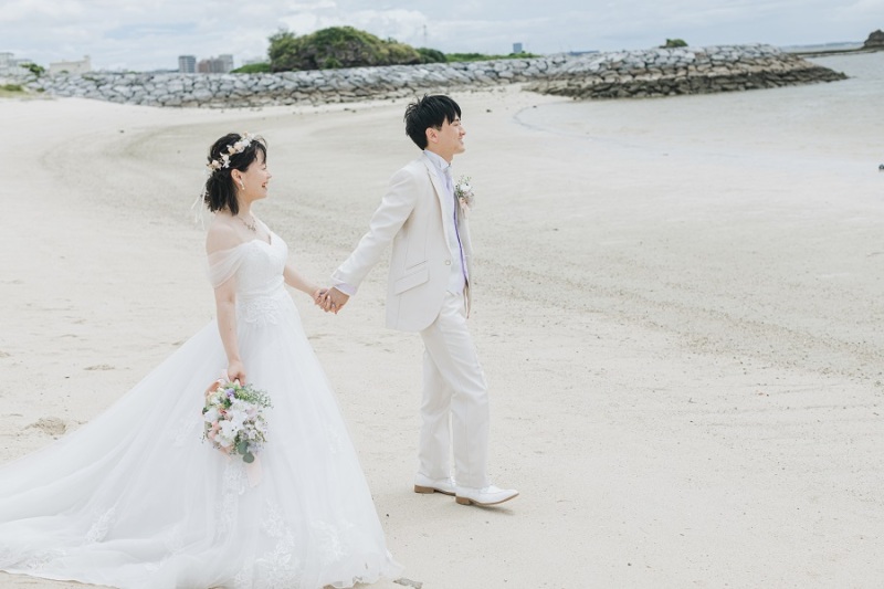 手を繋いで、海を眺めていますよ~♪