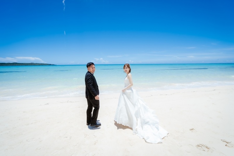 お二人、海に向かって歩いて頂きました～！