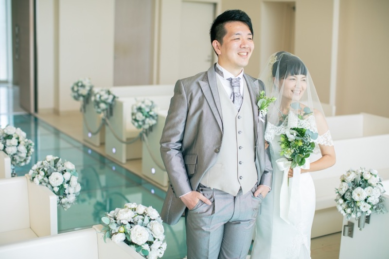 お互いに腕組みをして歩いているシーンを撮影中です