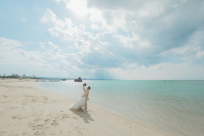 海を背景に縦抱っこしました♪