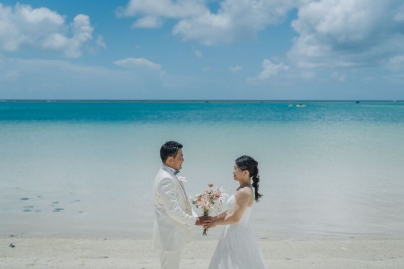 ブーケを持って見つめ合う♡