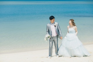 *沖縄の青い海に似たブルー色のカラードレスを着たフォト*