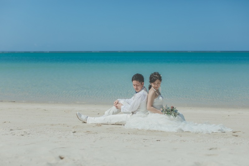 砂浜に座ったショットを撮影中~♪