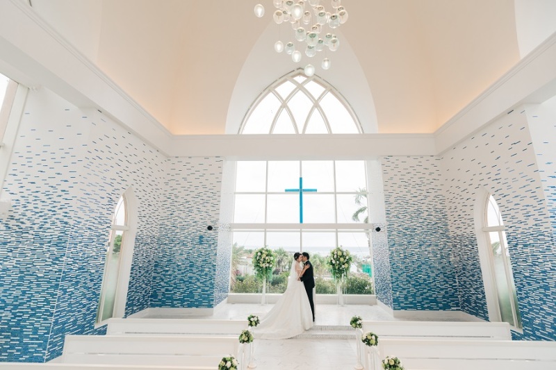 祭壇にてウエディングキス♡