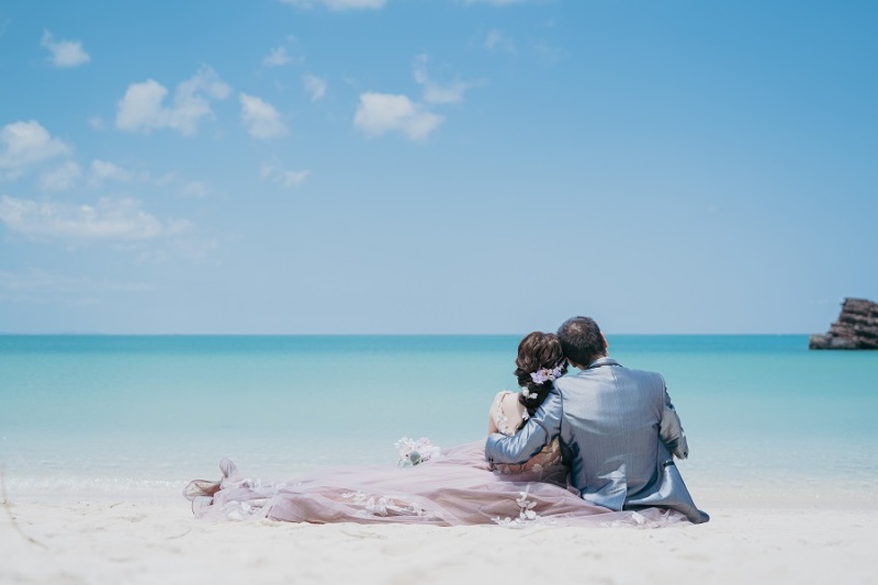 ビーチを眺めお二人寄り添いながら砂浜に腰かけて♡