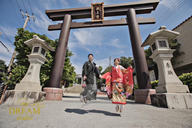 鳥居の前でジャンプ!!