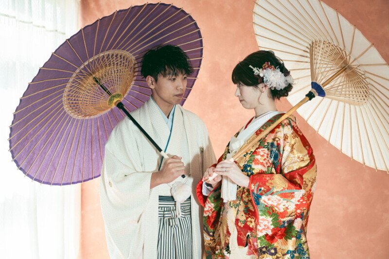 和傘&times;和装で、しっとり見つめ合うおふたり