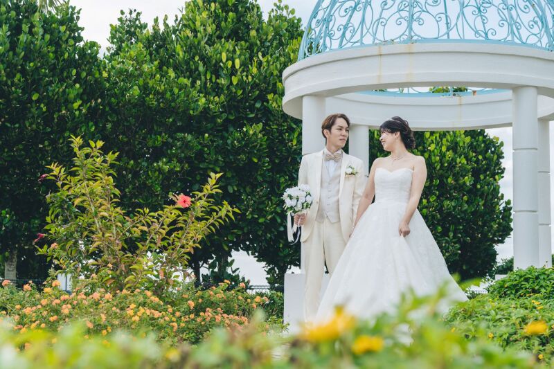 庭のガゼボをバックに♪
