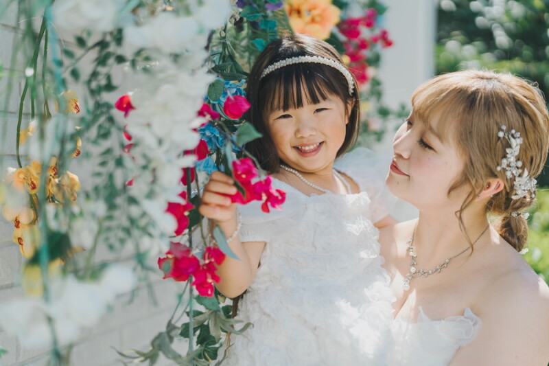 花に囲まれた親子ショット