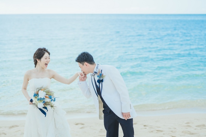 手の甲にキスしちゃいました~♪