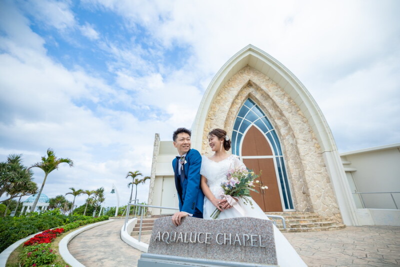 チャペルの外観とともに