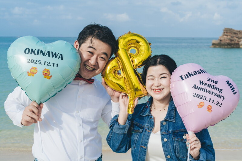 《沖縄本島アラハビーチフォトプラン》撮影小物と一緒にお二人らしく♪