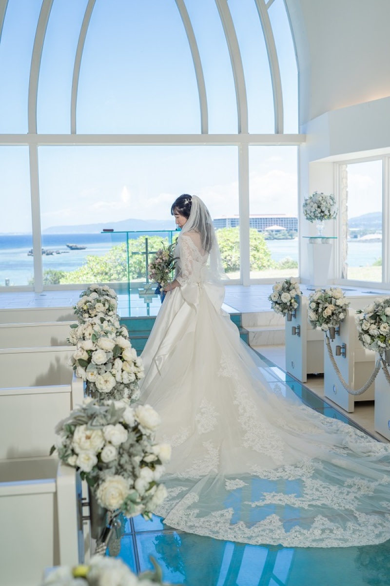 新婦様のトレーンを靡かせながら、お1人ショット☆