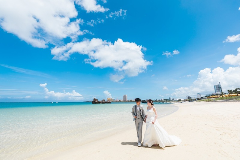 *透き通った綺麗なビーチで賑やかなフォトウエディング*